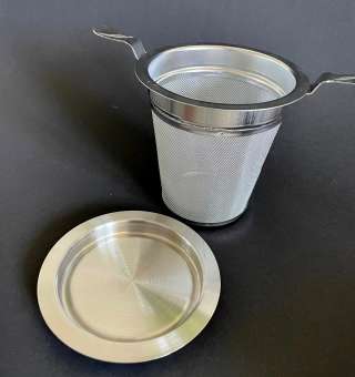 Dauerfilter für Tee aus Edelstahl mit Doppelhenkel und Abtropfschale 